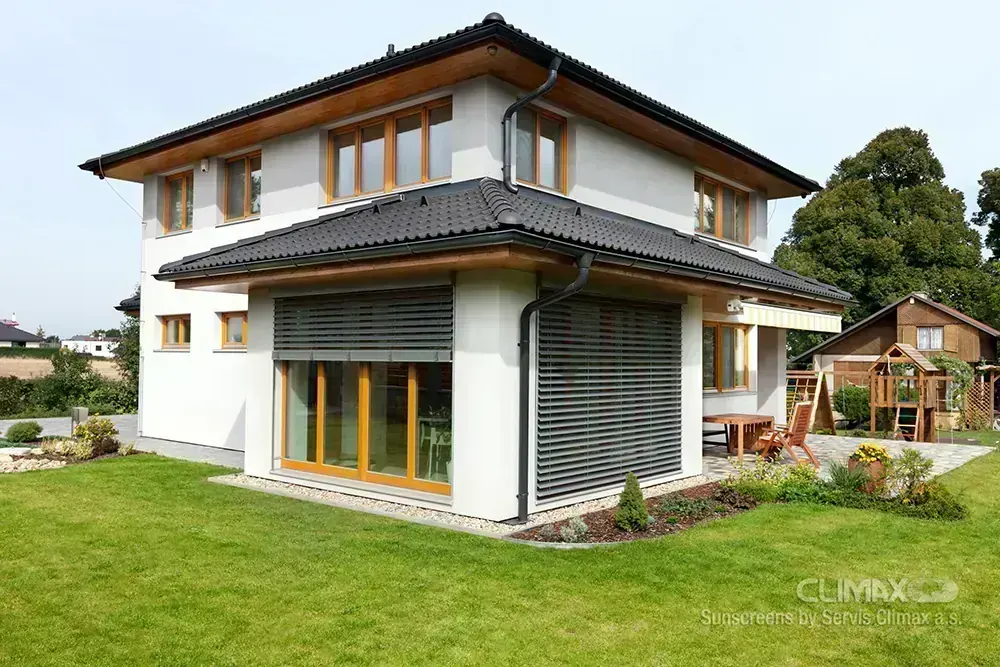 Venkovní žaluzie na fasádě moderního domu